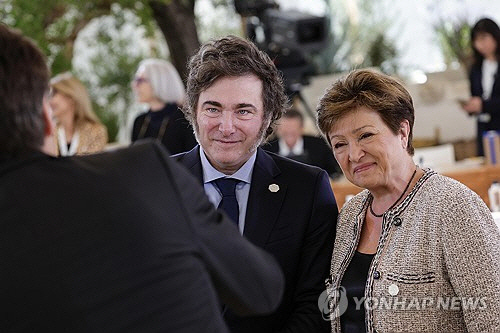 밀레이(왼쪽) 아르헨티나 대통령과 IMF 게오르기에바 총재. [EPA=연합뉴스 자료사진]